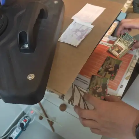 Souvenirs. Atelier de création d'aimants personnalisés. Cadeaux uniques et pleins d'amour.