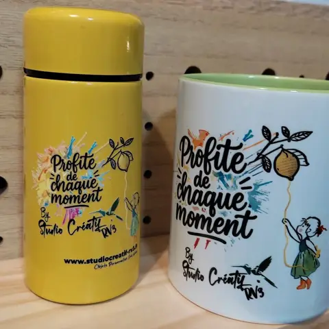 Au Studio Créatif RV3, personnalisez vos thermos et tasses pour vos cadeaux de Noël.
Un moyen simple et créatif d’offrir