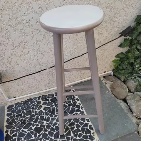 Chaque pièce a une histoire.
Cette table zen est née d’une chaise trouvée à la déchèterie, transformée avec amour et ima